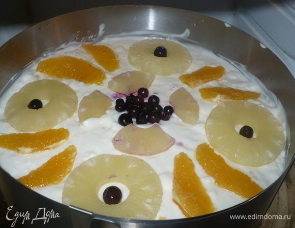 Затем заливаем йогуртовое суфле, ставим в холодильник, чтобы немного застыло, а затем выкладываем фрукты.