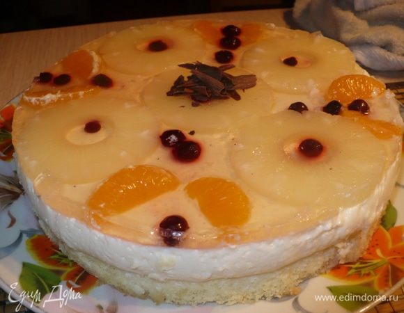 Заливаем фруктовым желе верх и ставим в холодильник для полного застывания всего торта. Потом снимаем кольцо и готово. Я делала 2 торта сразу, поэтому здесь фрукты немного по другому разложены, а принцип тот же.