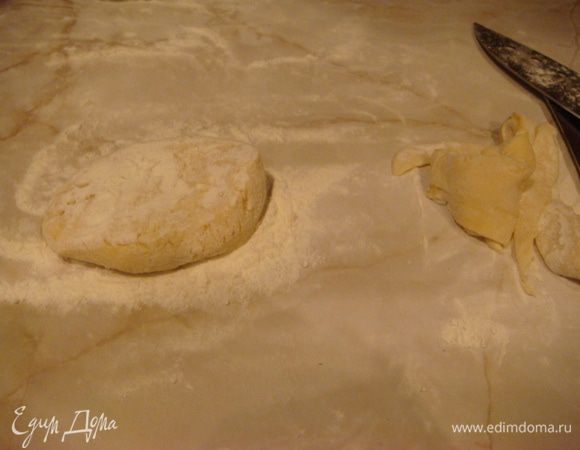 Тесто разделить на кусочки: сначала на 2 кусочка, потом брусочек на кусочки. Сначала я взяла 2 кусочка и раскатала, обрезки добавляла к другому кусочку и т. д.<br />
Форма произвольная (у меня 16,5 на 24,5 см).<br />
Тонко раскатать и выпекать в духовке по 10–12 минут до золотистого цвета.