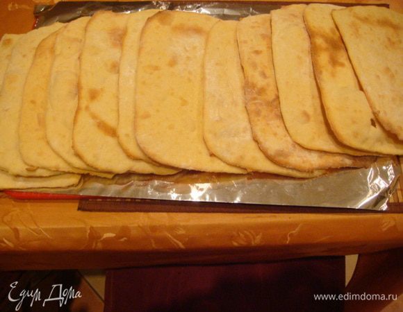 Получилось 13 коржей, 1 корж я оставила для крошки.