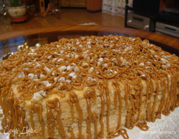 Украсить по желанию. У меня непроизвольно получилось в индийском стиле! Грецкие орехи измельчить и обжарить, посыпать сверху, бока — крошкой, еще можно посыпать сахарной пудрой.