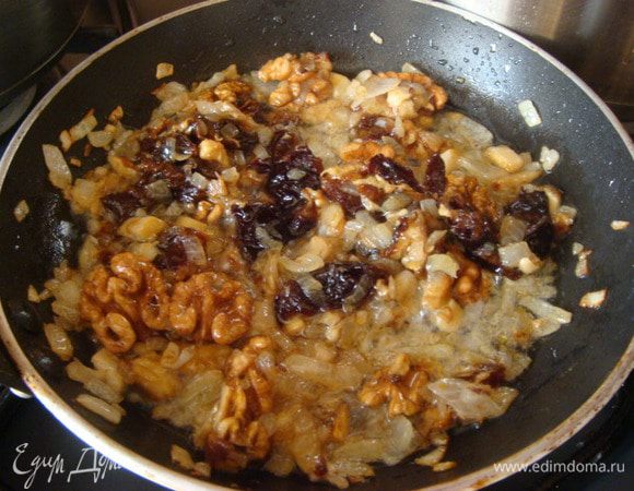 Лук порезать+гр.орехи+чернослив обжарить в 4 ст.л подсолнечного масла.