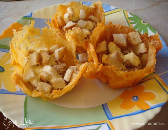 А можно сделать сырные корзиночки,получилось празднично,икру распределила из кондитерского шприца,сверху посыпала сухариками(кусочек батона нарезала на квадратики и посушила на сухой сковороде) и еще сметаной сделала цветочки,оч. хорошее вкусовое сочетание.