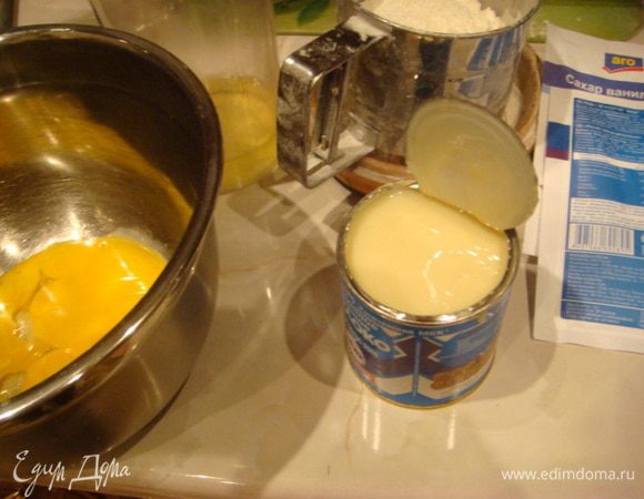 Стакан с мукой 200 г
Сначала надо заняться кремом,что бы он получился густым,есть важная хитрость,сметану надо положить в сито на марлю. 2-3 слоя и в холодильник и оставить на ночь или я сделала утром ,а вечером пекла бисквит.
Бисквит :желтки отделяем от белков(белки взбиваем блендером +щепотка соли до пиков и вводи  конце)+сгущенка перемешиваем блендером на мал.скорости и муку вводим постепенно,тесто получается блестящее ,фактура оч.интересная,с мукой осторожно + разрыхитель + белки  и аккуратно перемешать и выпекаем .
