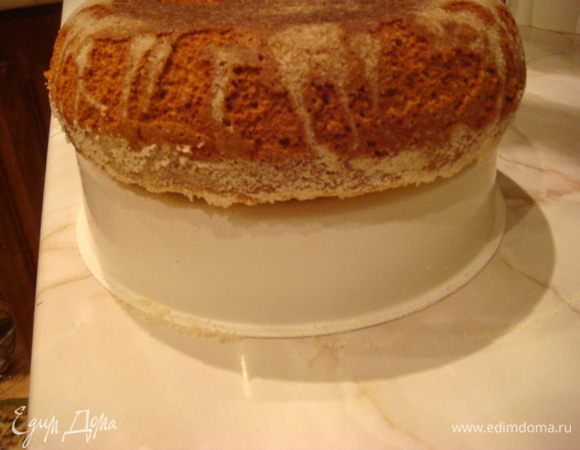 Остудить бисквит и разрезать на 3 коржа.