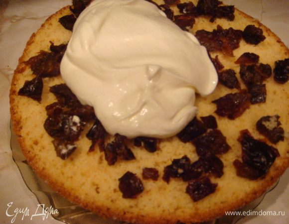 Чернослив помыть ,замочить ,просушить бум.полотенцем и нарезать как можно мельче.На корж чернослив и крем сверху ,промазываем обильно ,вот как у меня видно еще столько же крема и слегка разровнять,второй корж сверху и т.д.(крема много)