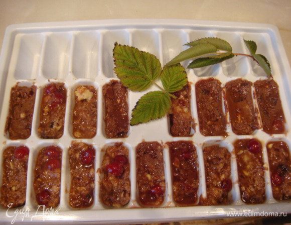 Немного разровнять чайной ложечкой и поставить в морозильник.