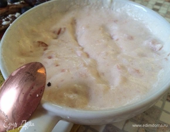 Соус: берем плавленный сыр. Ну естественно без добавок , простой сливочный. Его щас у всех производителей навалом. Причем во всяких "избенках" и "подворьях" в том числе. Именно плавленный, тот самый солоноватый ! Да да , это очень вкусно. Перемалываете его вместе с любимым вареньем в блендере и все!!! По вкусу это почти так же круто, как мое любимое мороженное 4 сыра 😋😋😋 http://www.edimdoma.ru/retsepty/68072-morozhenoe-4-syra
 собственно я подумала что это ленивый вариант моего же рецепта :)))))) у меня тут если что мамино  яблочное варенье. 