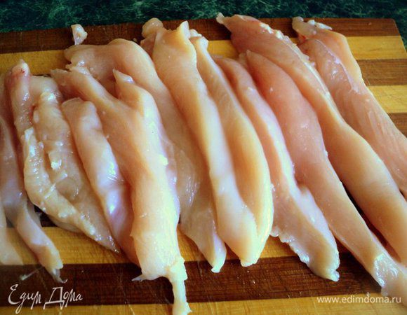 Куриное филе порезать полосками толщиной 1 см.