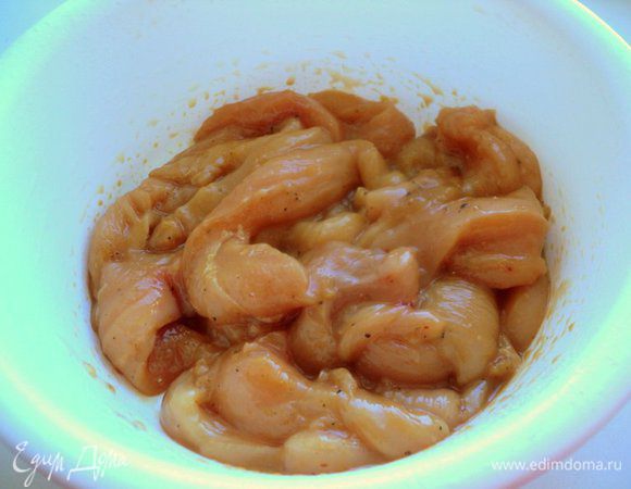 Добавить к филе соевый соус, мед (жидкий), горчицу, соль и перец по вкусу и маринуем минимум 30 минут, а лучше 3 часа и более. Вместо соевого соуса можно взять абрикосовый джем.