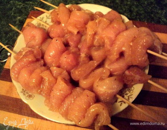 Нанизываем филе на деревянные шпажки «змейкой». Нагреть сковородку с растительным маслом и обжарить мясо со всех сторон до румяной корочки 5-7 минут.