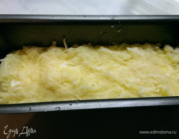 Половину полученной смеси выкладываем в форму (форму предварительно смазываем маслом). 
Трем на крупной тёрке яблоко и выкладываем вторым слоем.
Обычно я добавляю  к яблоку немного корицы, но сегодня ее не было...