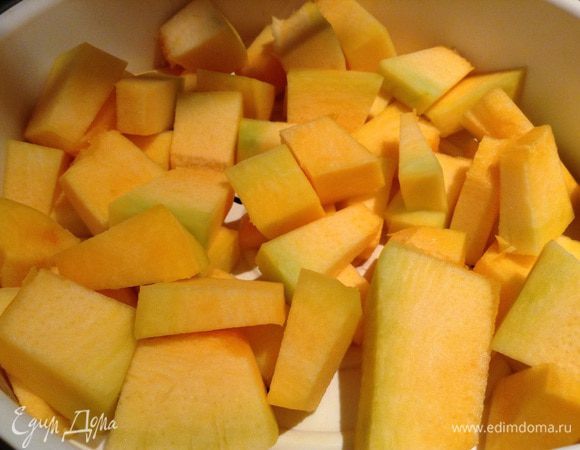 Тыкву нарезать кубиками.