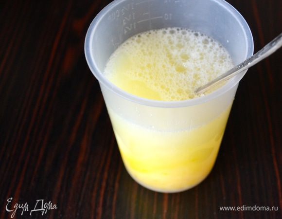 В стакан разбить яйцо, добавить щепотку соли и слегка взбить вилкой. Долить воды до 250 мл.