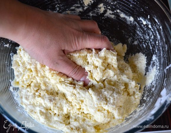 Влить яичную смесь в миску с мучной крошкой и замесить тесто. Оно должно получиться не очень крутое, но и не липнуть к рукам.