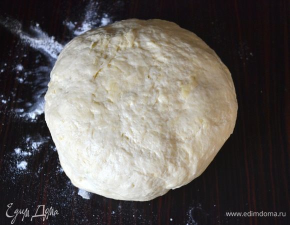 Завернуть тесто в пленку и убрать в холодильник минут на 30.