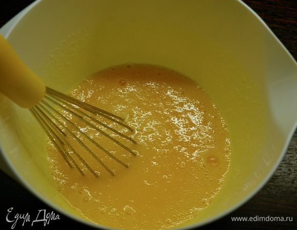 Для крема налить в кастрюлю молоко и поставить нагреваться. Яйца разбить в миску и взбить венчиком вместе с сахаром и ванилью. Добавить муку и еще раз все хорошо размешать.