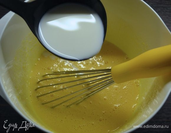 Добавить пару половников горячего молока в яичную смесь, размешать. После чего влить весь крем в кастрюлю с молоком.