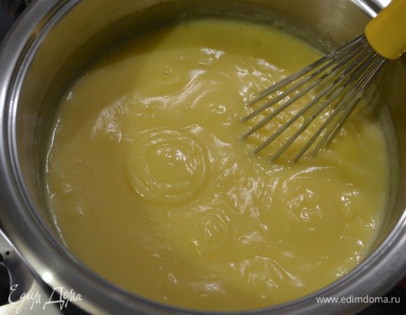 Варить заварной крем до загустения, постоянно помешивая, чтобы не образовались комочки. Готовый крем снять с огня и полностью остудить. Не забудьте заранее достать масло из холодильника, т.к. после мы будем добавлять его в крем.