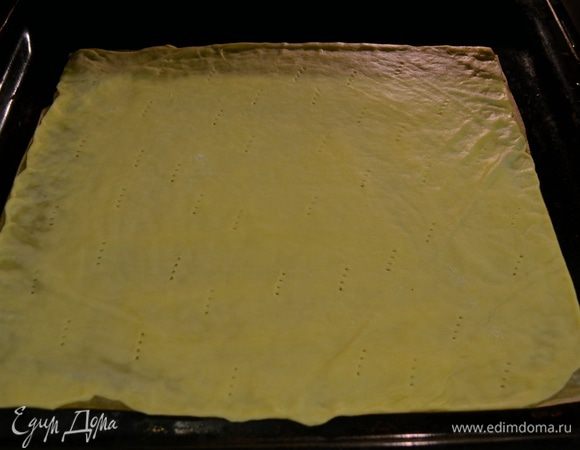 И ставим в разогретую духовку на 6–7 минут. В любом случае, следите ориентируйтесь на свою духовку! За это время подготавливаем следующий корж и т.д. Последний (восьмой) корж получается чуть меньшего размера — его мы будем использовать для обсыпки торта.