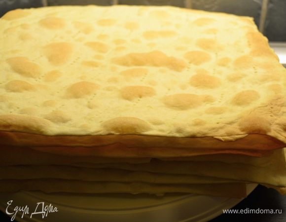 Готовые коржи выкладываем сначала на решетку, а затем собираем в стопку. Кстати, думаю, что можно сделать и чуть больше коржей, изменив размер тортика, но меня всегда устраивает высота именно такого «Наполеона» из 7 коржей :)