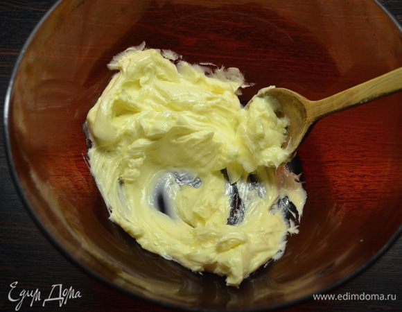 Заканчиваем готовить крем. Размягченное масло растереть с помощью деревянной ложки (в данном случае, я готовлю все «дедовским» способом). Как только масло посветлеет и начнет превращаться в пышную массу...