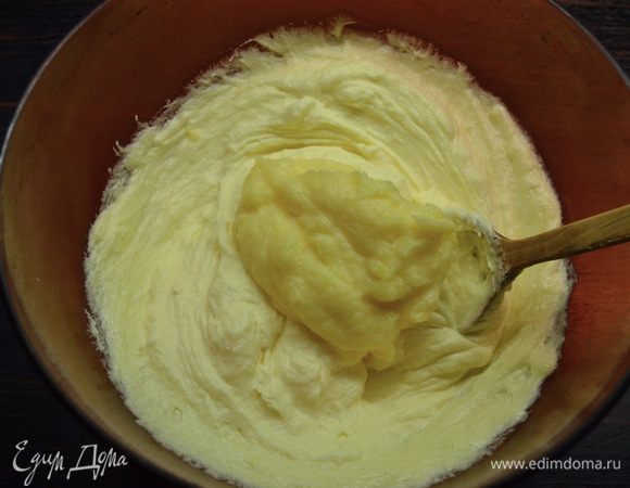 ....начинаем добавлять по 2 ложки заварного крема (полностью остывшего!) и продолжаем взбивать. Крема получается много, он потребуется весь для смазывания торта.