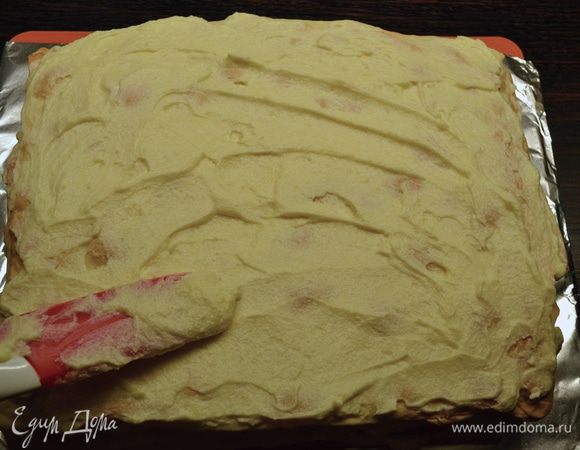 Готовым кремом промазать коржи, выкладывая по 2–3 ст.л. крема. Последний корж поломать и измельчить.