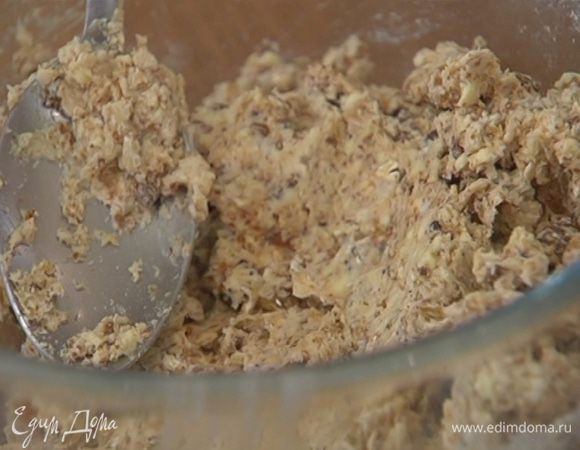 Влить полстакана кефира, добавить овсяные хлопья, изюм, оставшуюся соль и все вымешать (если понадобится, влить еще немного кефира).