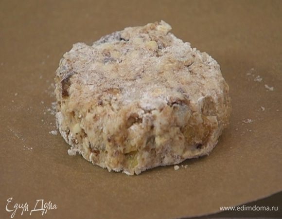 Противень выстелить бумагой для выпечки и выложить булочки.