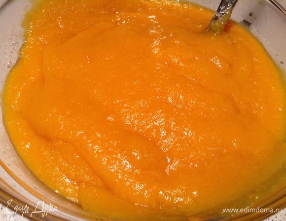 Курагу и тыкву измельчить блендером( можно пропустить через мясорубку). Сахар я не добавляю, но можно и чуть-чуть добавить, у меня сладкая тыква.