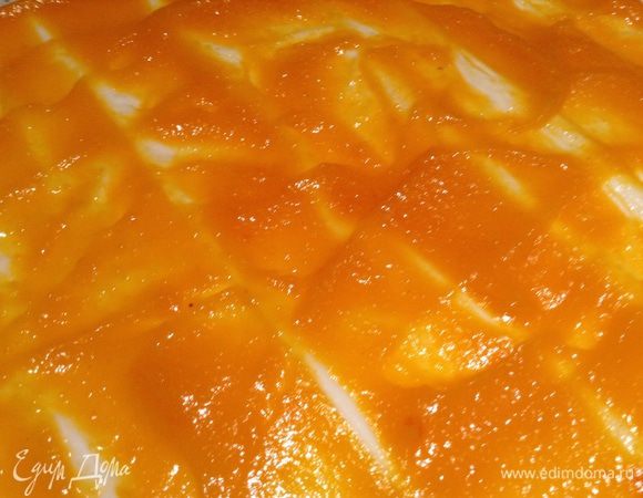 Разморозить тесто "фило", разделить на 2 части( у меня по 11 листов).
На каждую из частей выложить 1/2 тыквенного пюре, равномерно распределить и скрутить рулетом.