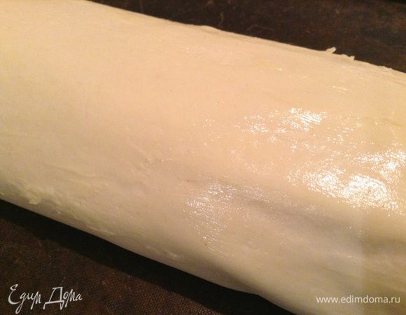 Рулет смазать растопленным маслом.