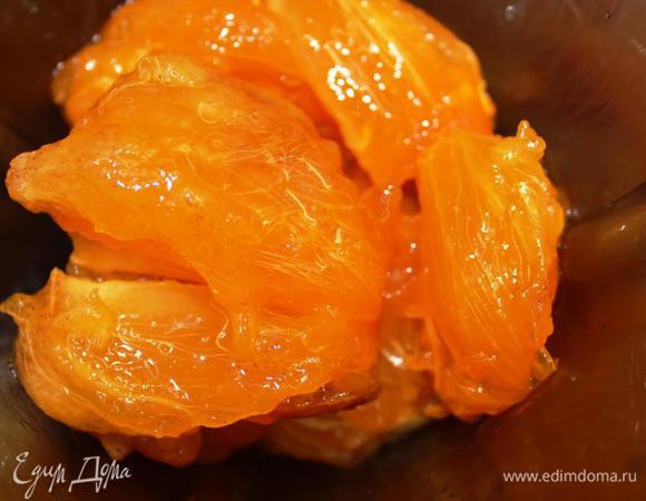 Разогреваем духовку до 180 градусов.
Хурму берем очень спелую и невяжущую. Для пирога понадобится 400 грамм пюре. Я написАла 3 штуки, так как программа не принимала граммы. У меня как раз 3 некрупные штуки и ушли. 
С хурмы снимаем кожуру, если не снимается, то выскабливаем мякоть ложкой или еще вариант измельчаем вместе с кожурой, а затем протираем через сито. Измельчаем в блендере в однородное пюре.
