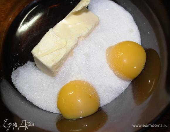 Отделяем желтки от белков.
Взбиваем размягченное масло с сахаром и желтками в пышную массу. Я взбивала просто вилочкой. 
Если хурма не очень сладкая, то сахара рекомендую брать больше. 
