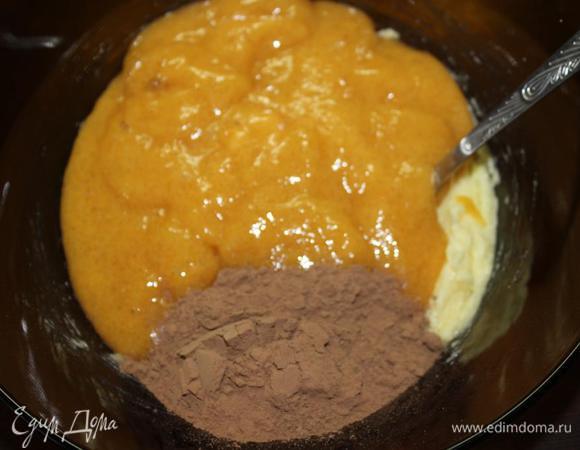 Добавляем хурму, муку, какао и разрыхлитель. 