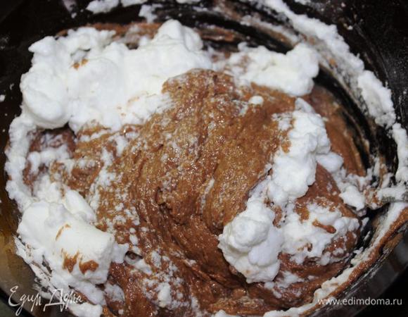 Взбиваем белки со щепоткой соли до мягких пиков и аккуратно вводим их в тесто.