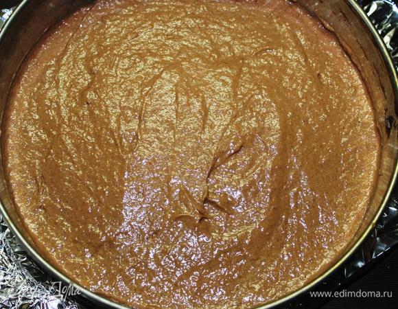 Выливаем тесто  в разъемную форму, дно которой застелено бумагой для выпечки и разравниваем поверхность.
Ставим в духовку на среднюю полку на 1 час. 
При выпечке пирог немного поднимется куполом, но при остывании он осядет, образуя ровную поверхность. 
Достаем из духовки и полностью остужаем. 