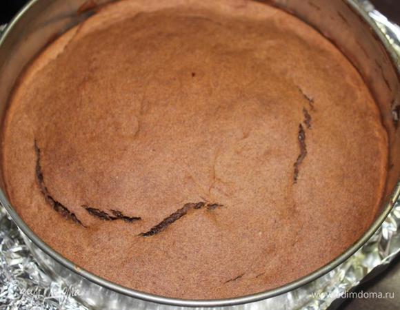 Освободим от боковин формы, пройдясь ножом по диаметру, снимем бумагу, перевернув пирог.