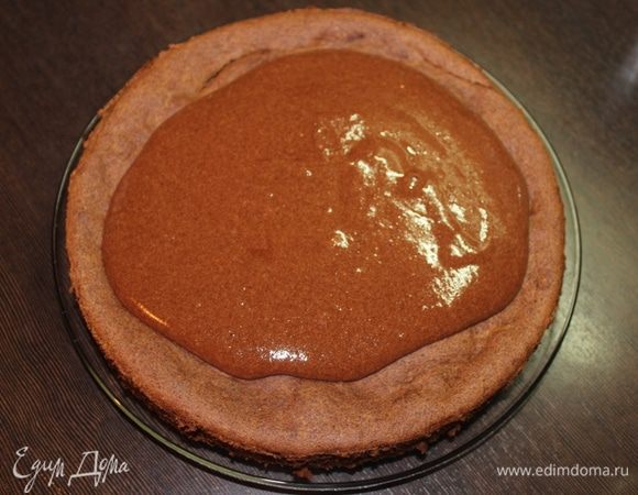 Перевернем его обратно на сервировочное блюдо и польем соусом, который можно приготовить, пока пирог остывает.
Можете использовать свою любимую глазурь или обойтись без нее вовсе.
