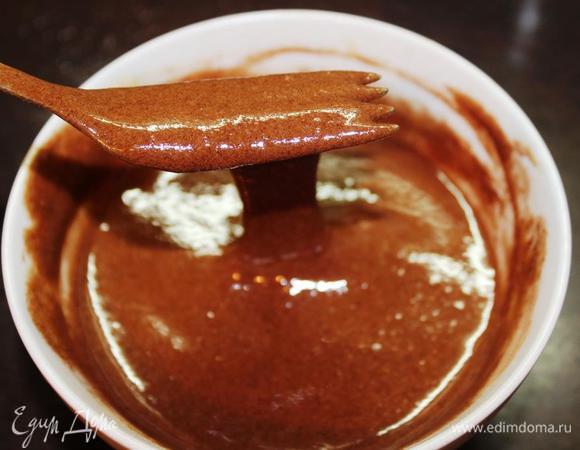Мне захотелось дополнить картину шоколадным соусом  из хурмы. Для него я измельчила мякоть одной небольшой хурмы в пюре и взбила ее вилочкой с порошком какао и сахарной пудрой. Количество сахарной пудры регулируйте по вкусу и консистенции. У меня ушло 5 полных столовых ложек. Можно заменить сахаром и прогреть всю массу на огне до его растворения.