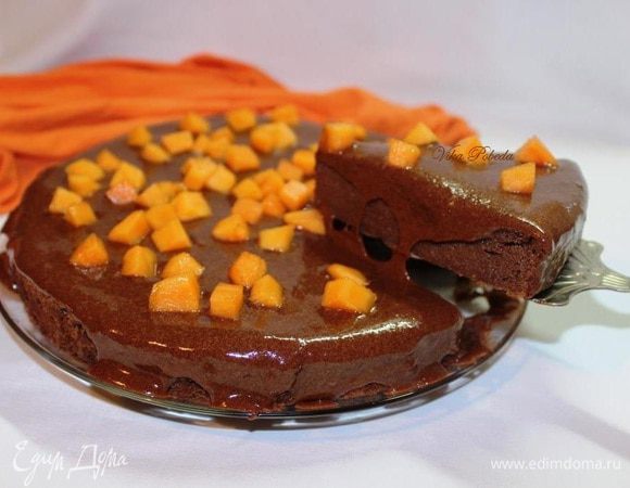 Распределяем соус по поверхности остывшего пирога, украшаем для яркости нарезанной кубиками хурмой и можем подавать!!!  
Но лучше, как и любой влажный пирог,  выдержать его в холоде какое-то время, так вкус станет ярче и богаче!

