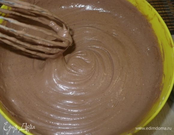 Добавить мучную смесь и замесить тесто.