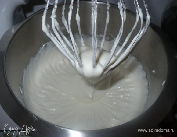 Сметану взбить сахарной пудрой.