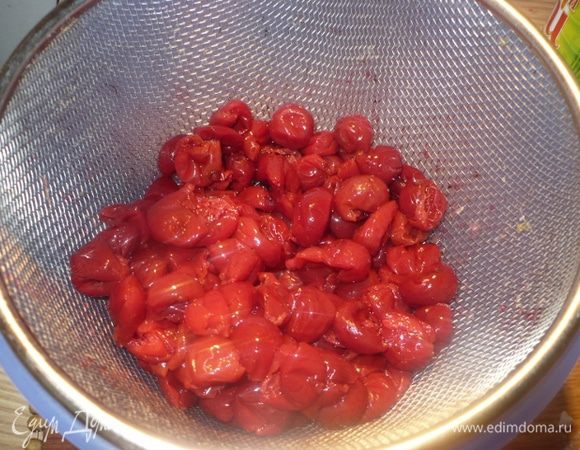 Вишню замочить хоть бы на ночь в коньяке.