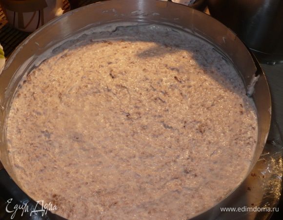 Я использовала кольцо для тортов, но можно и без него. Я взяла кольцо, срезала сверху корж нижняя часть должна дать больше верхней. Выложила нижний корж, мякоть вырезать, немного можно пропитать сиропом чуть-чуть совсем, выложить вишню, сметанный крем, размять мякоть и выложить на крем, сверху еще крем, оно перемешается и получиться вот так. Сверху выложить верхний корж. Убрать в холодильник часа на 3.