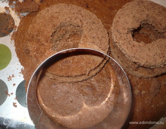 Печем еще один корж для кружки, берем только половину порции. Кольцом вырезаем круги.