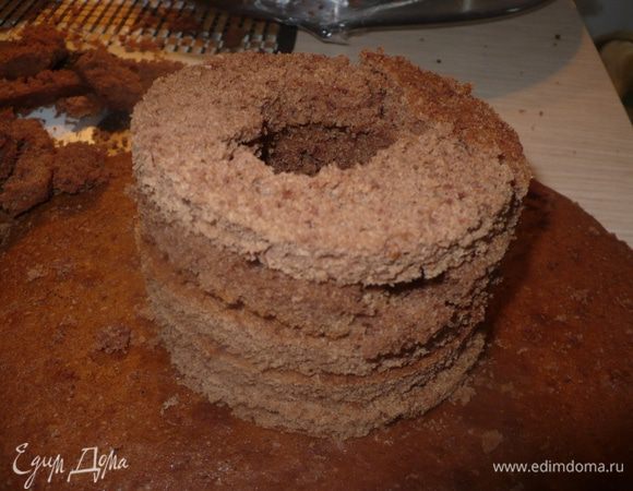 В середине вырезаем дырочку.