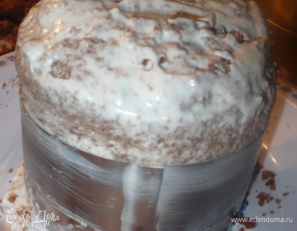 Смазываем кружку кремом а в середину выкладываем вишню. Убираем в холодильник часа на 2.