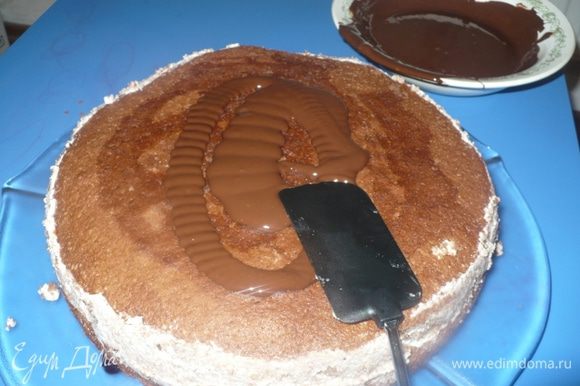 Торт застыл, снимаем кольцо. Растапливаем 200 гр. шоколада в микроволновке на мощности 450. Обмазываем торт глазурью.